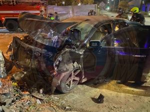 В Якутске водитель не справился с управлением и наехал на преграду. Двое пострадали