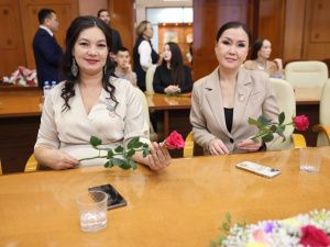 Айсен Николаев вручил государственные награды матерям Якутии