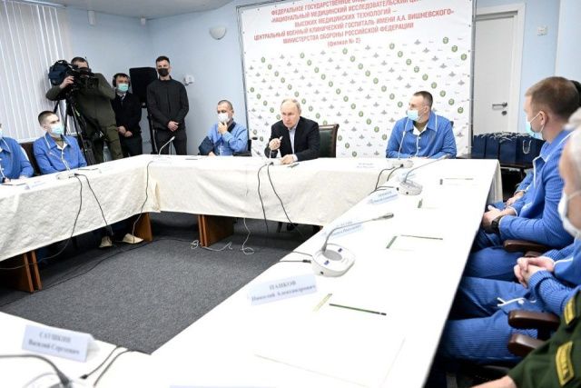 Владимир Путин встретился с военными в госпитале Вишневского