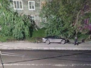 В Якутске автомобиль сбил двух человек