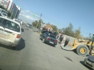 Видеофакт: на улице Дзержинского машина снесла опору светофора