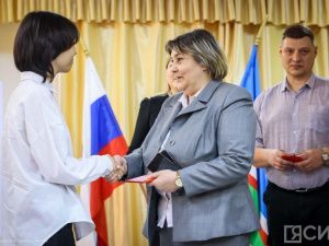 Школьникам Якутска вручили паспорта в День космонавтики