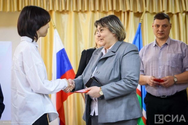 Школьникам Якутска вручили паспорта в День космонавтики