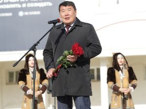 Андрей Тарасенко возложил цветы к памятнику Максиму Кировичу Аммосову