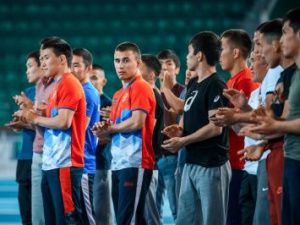 Айсен Николаев вручил сборной Якутии по вольной борьбе спортивную экипировку