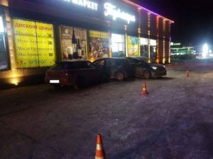 В Якутске машина заехала на территорию магазина и сбила женщину с ребенком