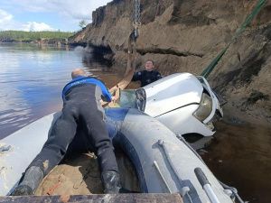 В Верхневилюйском районе Якутии водолазы подняли из реки автомашину с телом водителя