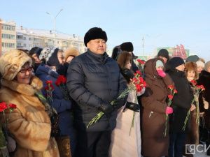 Якутяне возложили цветы к мемориальной плите «Город-герой Сталинград»