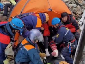 Пострадавших на горе Победа туристок доставили в Якутск