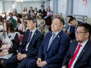 Альберт Семёнов поздравил школьников с окончанием учебного года