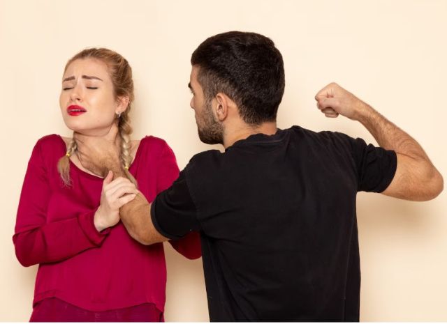 Житель Верхневилюйского района встретил сожительницу в сельском клубе и сломал ей ребро из ревности