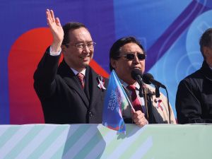 Айсен Николаев поздравил участников первомайской демонстрации