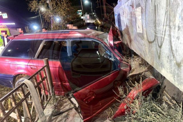 На Хатын-Юряхском шоссе Якутска водитель без прав на большой скорости въехал в бетонную сваю