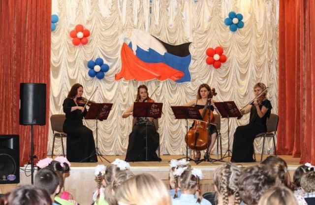 Клуб «Лидеры Возрождения Z» провел благотворительную акцию для 65 детей-сирот из ДНР