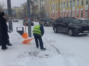 В Якутске усилили уборку улиц и тротуаров после снегопада