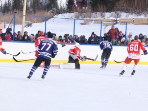 Зрелищной ничьей завершился матч звёзд мирового хоккея с якутской командой у Ленских столбов