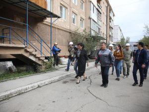 Сардана Авксентьева провела выездное совещание по капитальному ремонту многоквартирных домов