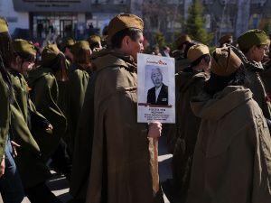 В Якутске прошло торжественное шествие школ, носящих имена героев Великой Отечественной войны «Гордимся славою героев»