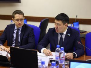 Джулустан Борисов провел совещание по вопросам взаимодействия УК «Колмар» со строительными организациями и авиакомпанией «Якутия»