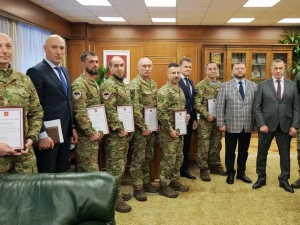 Юрий Трутнев встретился с вернувшимися из зоны проведения СВО добровольцами – сотрудниками полпредства ДФО, Минвостокразвития России и КРДВ