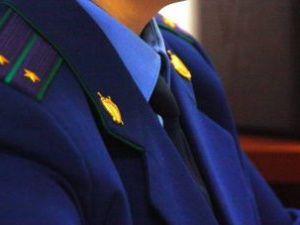 Житель Удачного вовлек свою несовершеннолетнюю дочь в торговлю наркотиками. Девочка исполняла роль закладчика