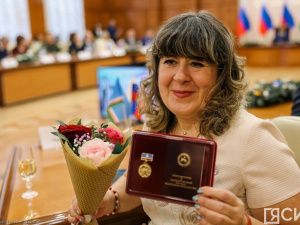 Айсен Николаев вручил якутянам государственные награды в преддверии Нового года