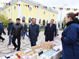 Айсен Николаев возложил цветы к памятнику основателя Якутска