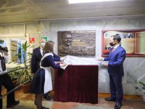 В общеобразовательной школе Айхала установлена памятная доска основателю посёлка