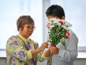 В Якутске прошел мастер-класс «Букет для мамы» в честь Дня матери в республике