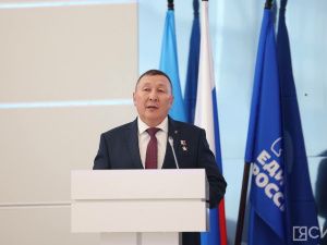 Айсен Николаев наградил волонтёров специальной военной операции