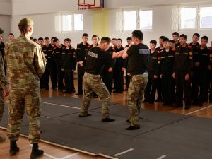 Сотрудники отдела специального назначения УФСИН «Белый медведь» провели урок мужества