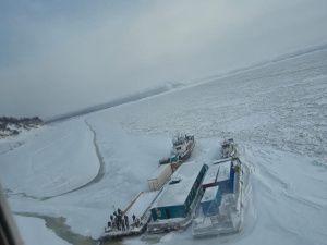 Застрявшие во льдах: 11 человек спасены из ледового плена на реке Лене