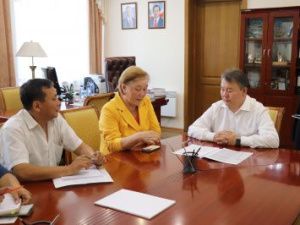 Алексей Стручков поручил завершить строительство сквера имени Куннук Урастырова в Амгинском районе