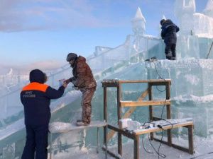 В Якутске идет строительство ледового городка