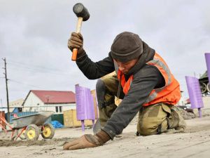 В Среднеколымске благоустраивают набережную к 80-летию Великой Победы