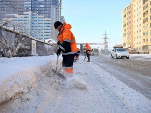 В праздник на уборку: Владимир Федоров поработал снегоуборщиком 23 февраля