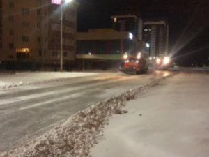 «Якутдорстрой» продолжает ежедневную уборку снега с городских улиц
