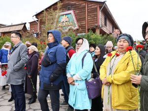 Айсен Николаев возложил цветы к памятнику основателя Якутска
