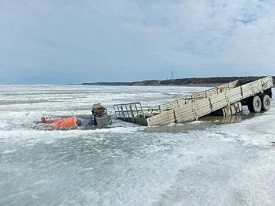  На закрытой ледовой переправе «Хатассы-Павловск» провалилась техника