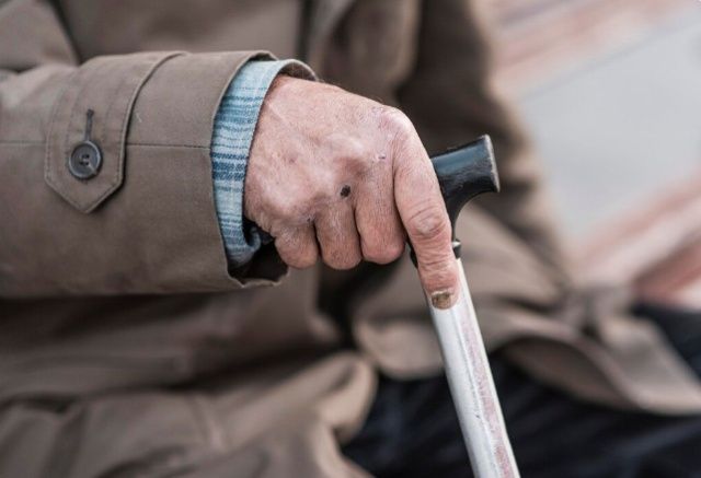 Житель Якутии смертельно избил старика и помочился на него