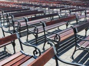 Житель Верхоянского района украл и планировал продать 20 общественных скамеек