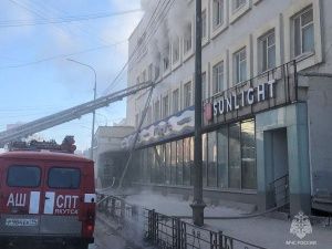 В Якутске загорелся ТЦ "Дом торговли"