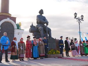 Праздник: В Якутске возложили цветы к памятнику основателю города Петру Бекетову