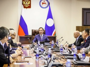 Айсен Николаев провел встречу с представителями общественности Якутии