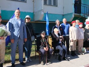 В Якутске «Вечный огонь» пришел во двор к ветеранам: акция «Поём двором» 