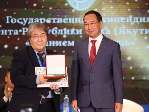 В Якутске вручили стипендию первого президента Михаила Николаева «Знанием победишь»