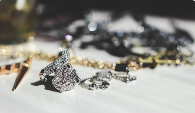 Житель Якутии накануне Нового года поссорился с возлюбленной и похитил ее украшения