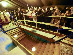 В самом холодном регионе России идут крещенские купания