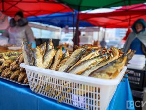 Море рыбы: Традиционная ярмарка развернулась на Комсомольской площади