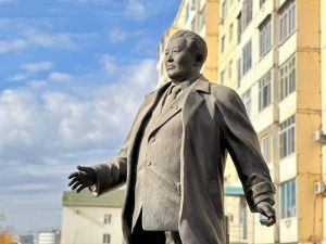 Руководитель послевоенной Якутии. Якутяне возложили цветы к памятнику Семену Борисову